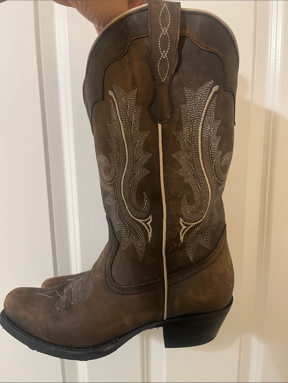 Idyllwind distressed black / brown square toe!